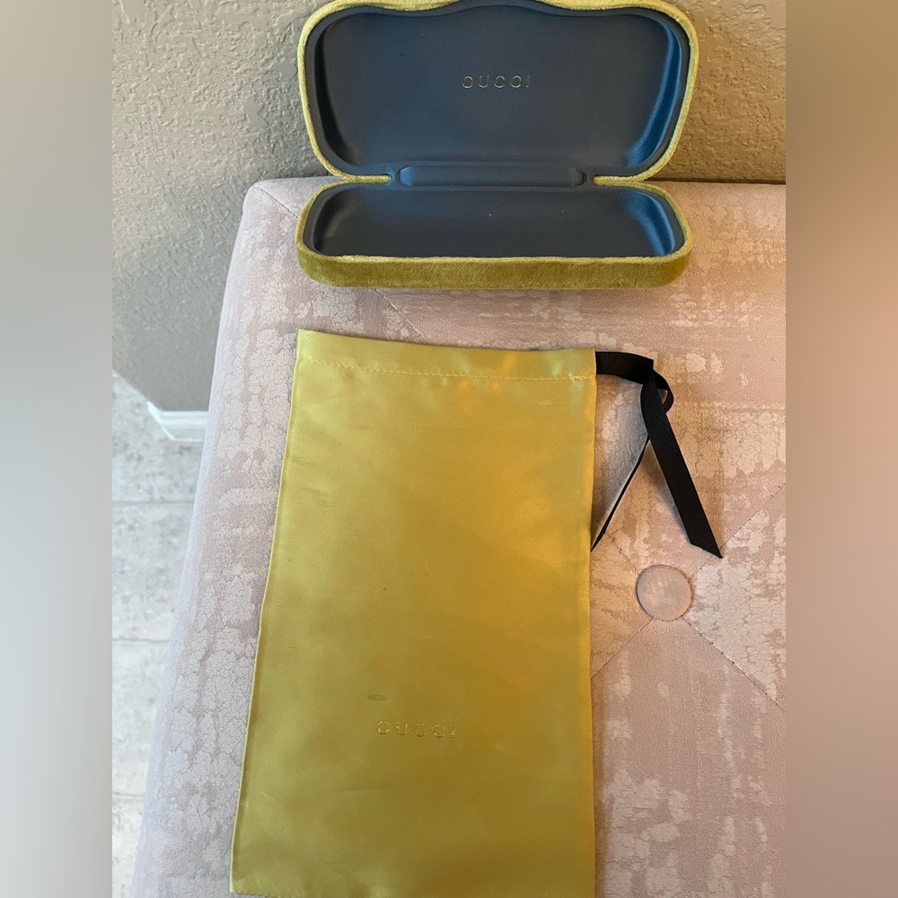 Gucci Chartreuse Velvet Clamshell Sunglasses Case with Silky drawstring pouch - Picture 4 of 4